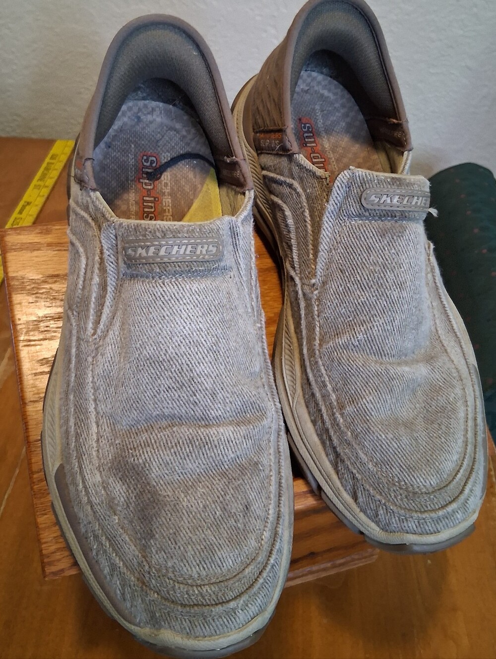 Skechers Men’s Slip-On Hands Free Loafers in Light Toupe Gray SZ 10